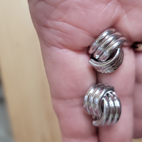 Knot Design Stud Earrings Silvertone For Pierced Ears NEW - Picture 4 of 5
